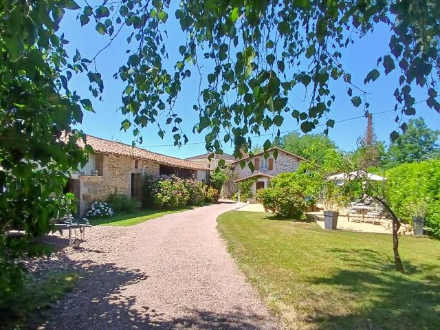 Maison de caractère en pierre avec piscine dépendances et ga. 157m² Bussière Badil