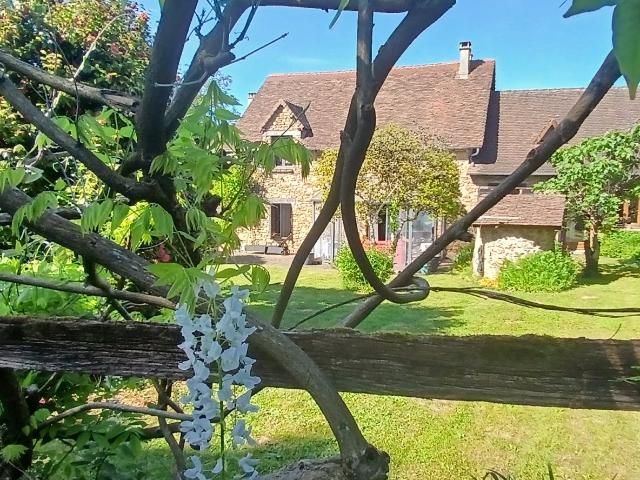 Maison de caractère en pierre avec studio, garage et jardin. 174m² Saint Priest les Fougères