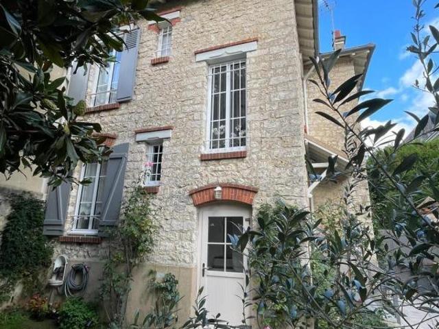 Maison de caractere en pierre. centre ville FONTAINEBLEAU 110 m² utile