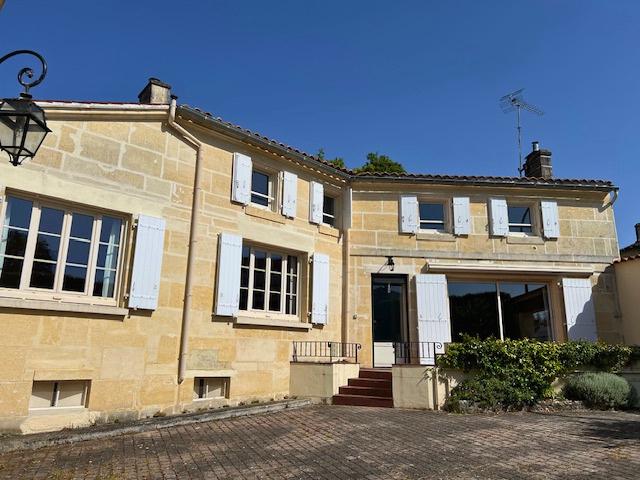 MAISON de caractère en pierre de taille sur 3 000 m2 de terrain avec espace boisé à Saint Sulpice de Cognac