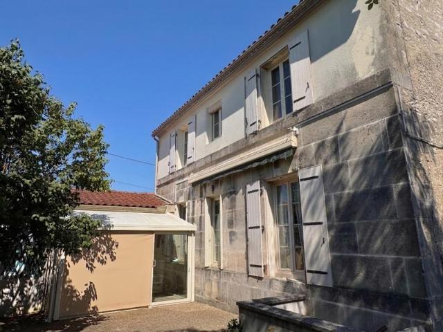 MAISON DE CARACTÈRE en pierre de taille, terrain de 1 200 m2