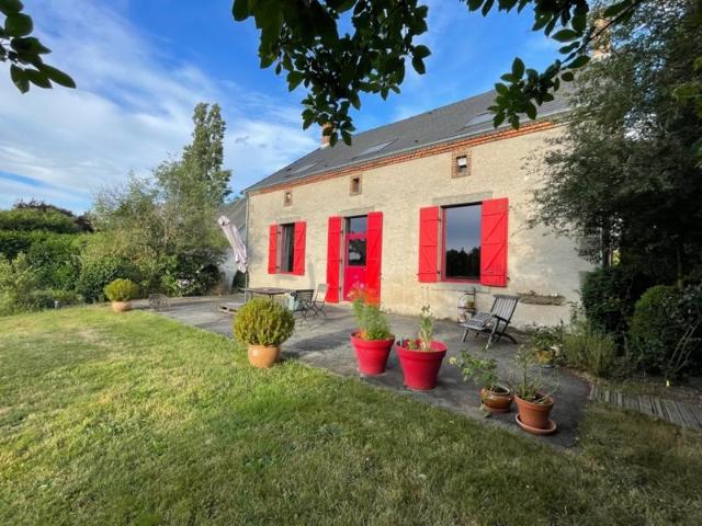 Maison de caractère en pierre, dépendances, accès rivière, 1. 110m² Bétête