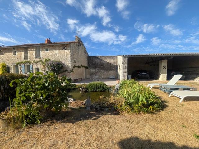 Maison de caractère en pierre, dépendances et jardin clos