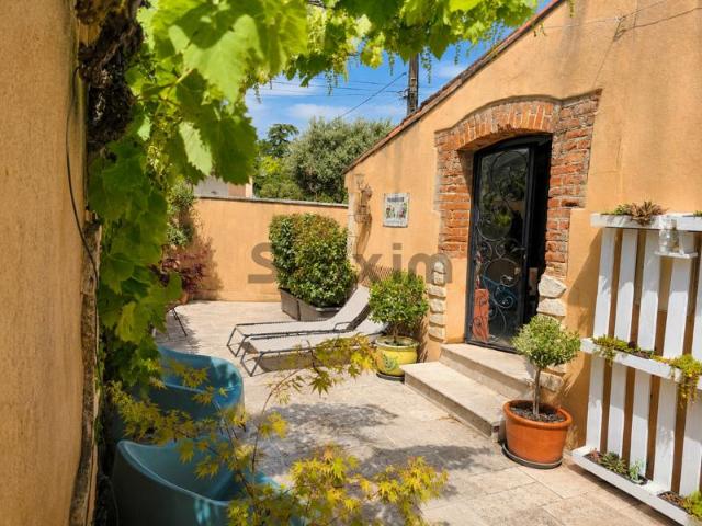 Maison de caractère en pierre rénovée avec goût piscine