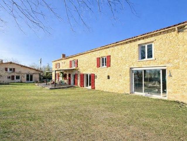 Maison de caractère en pierre rénovée avec gîte et grand jardin