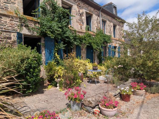 Maison de caractère en pierres avec terrain et un bois en bord de Blavet