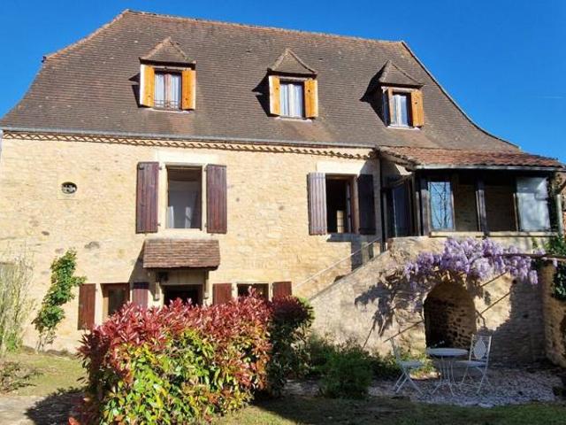 Maison de caractère en pierres avec jardin et dépendance