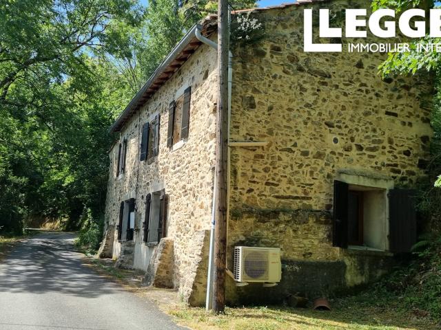 Maison de caractère en pierres de 1846 avec 3 hectares de bois. Calme absolu sans voisin