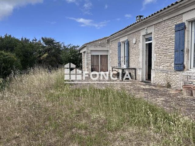 Maison de caractère en pierres et un chai indépendant à rénover