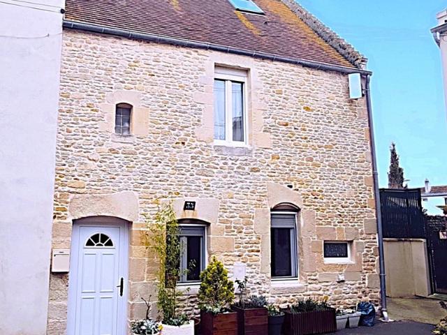 Maison de caractère en pierres – Havre de paix au cœur du Bourg