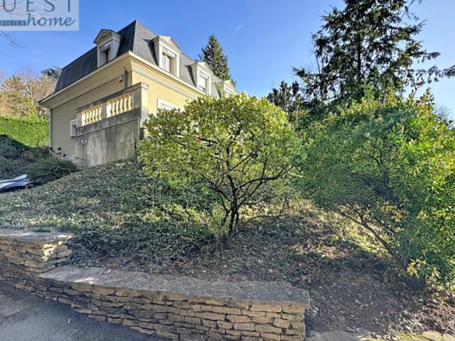 Maison de caractère en plein centre de Charbonnières les Ba
