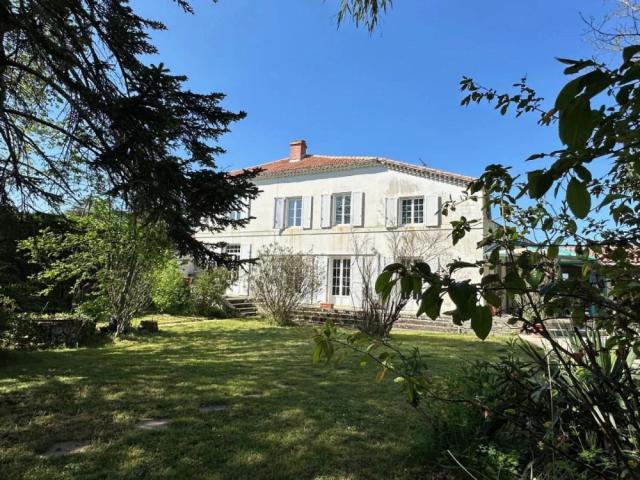 Maison de caractère en ville avec piscine