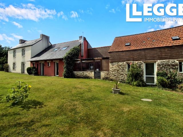 Maison de caractère entièrement rénovée de 4 chambres et cinéma. propriétée équestre/gîte
