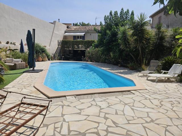 Maison de caractère, grand garage, terrasses et piscine 179m² Servian