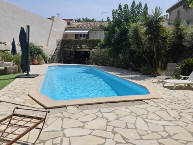 Maison de caractère, grand garage, terrasses et piscine