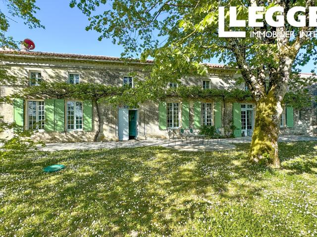 Maison de caractère indépendante 4 chambres, piscine, terrasse couverte,, garages & dependances