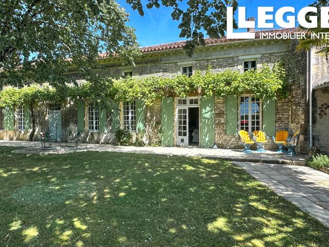Maison de caractère indépendante 4 chambres, piscine, terrasse couverte,, garages & dependances