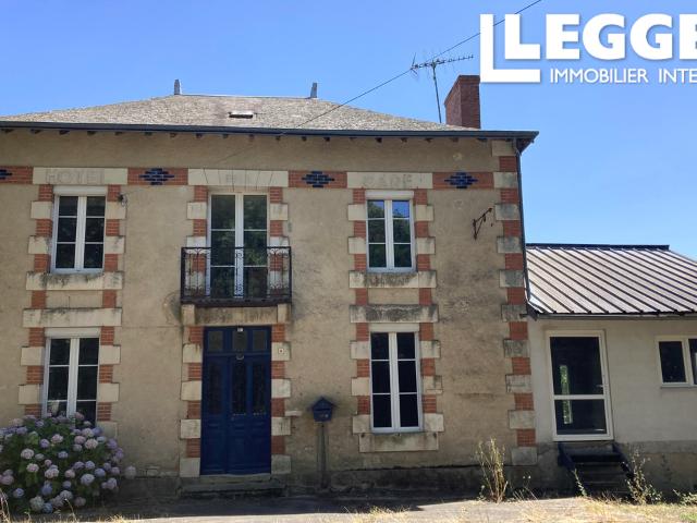 Maison de caractère indépendante de 4/5 chambres avec jardin, sous sol et dépendances dans ce joli village