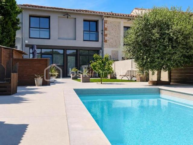 Maison de caractère, issue d'une ancienne cave vinicole, avec piscine et dépendances