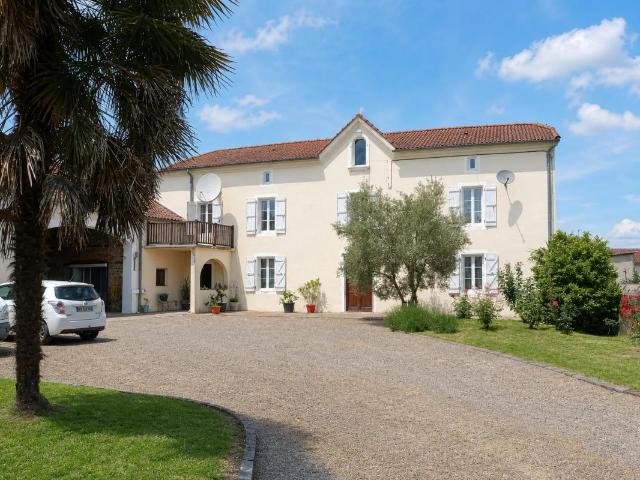 Maison de caractère louée à Labatut Rivière