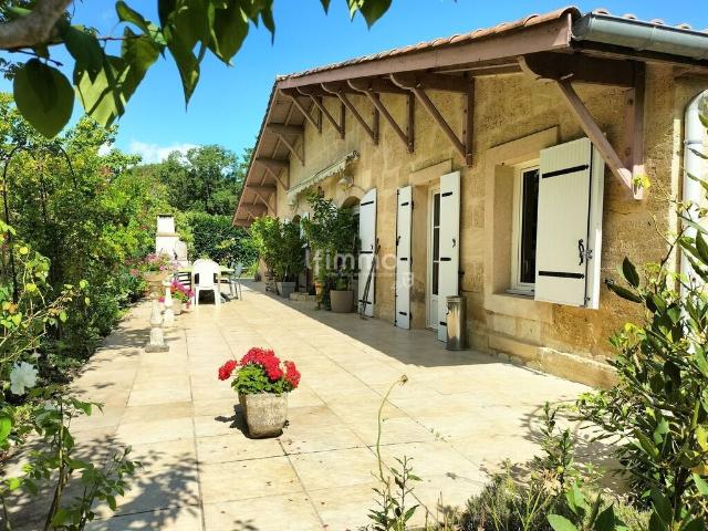 Maison de caractère plain pied avec terrain arboré