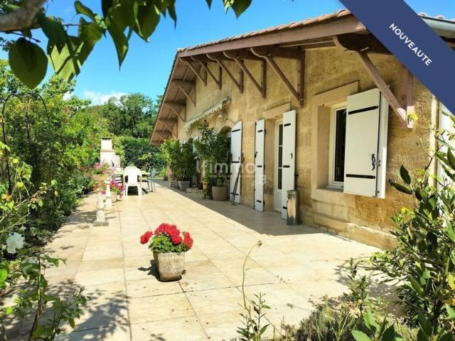Maison de caractère plain pied avec terrain arboré