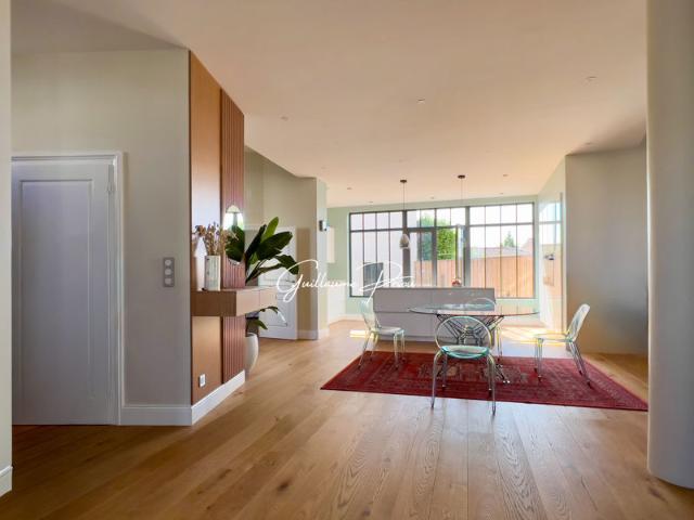 Maison de caractère rénovée 175 m², 4 suites, rooftop, tram à pied