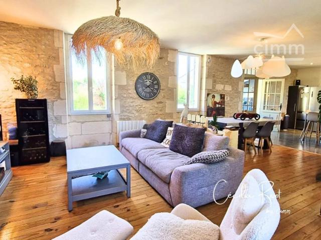 Maison de caractère rénovée avec terrain de plus de 1 300 m² – Reignac 33