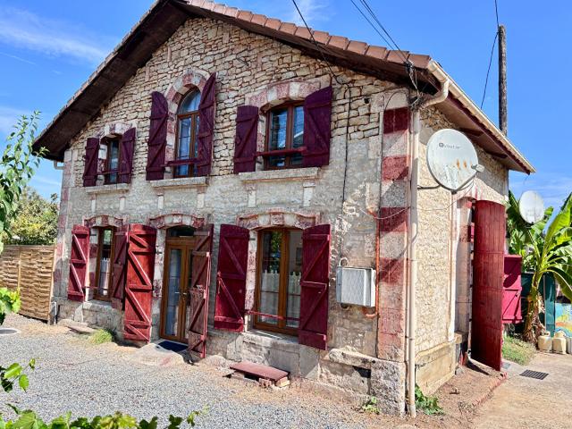 Maison de caractère rénovée avec cour et garage, à distance de marche du centre ville