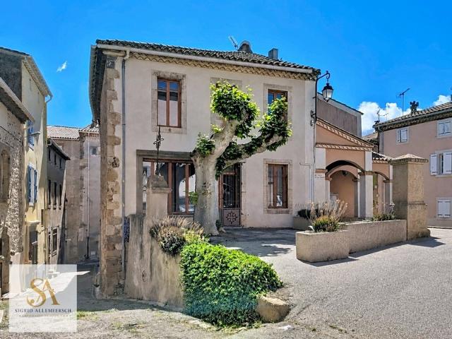 Maison de caractère rénovée avec grand garage au cœur de Boutenac