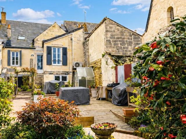 Maison de caractère rénovée avec jardin paysager au cœur de. 139m² Chouzé sur Loire