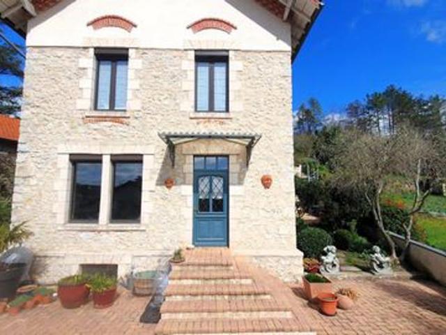 Maison de caractère rénovée avec jardin paysager e