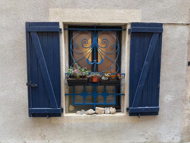 Maison de caractère rénovée avec patio et terrasse tropézienne