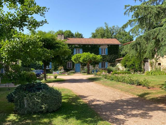 Maison de Caractere sur 34Ha! 271m² Busserolles