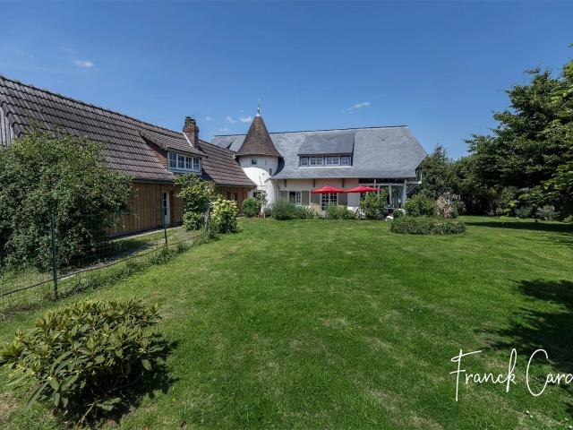Maison de caractère sur près de 2000 m² de terrain, avec vue 280m² Buchy