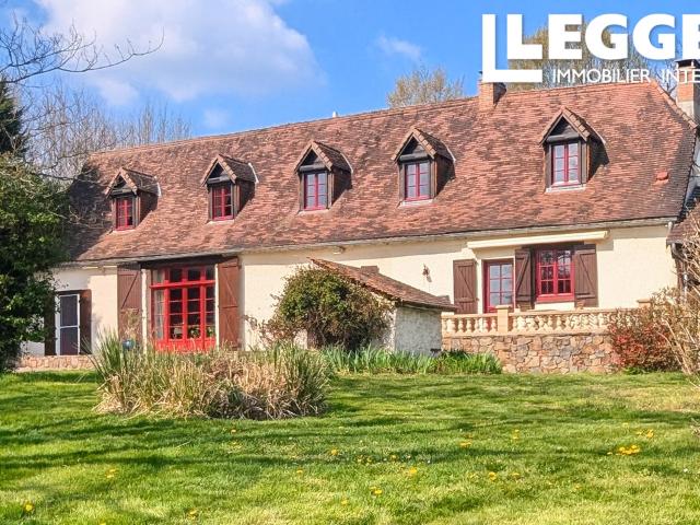 Maison de caractère spacieuse de 4 chs avec piscine, terrain de 2,6 ha offrant une vue panoramique magnifique