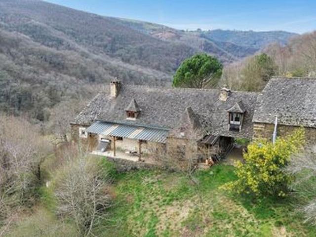 MAISON de caractère T5 + Dépendances + 5.3 ha