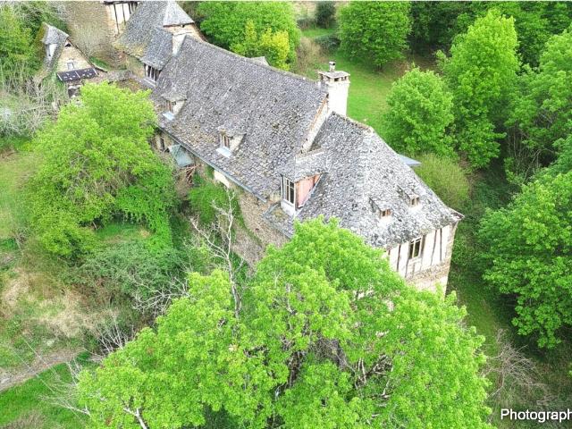 MAISON de caractère T5 + Dépendances + 5.3 ha 200m² Conques en Rouergue