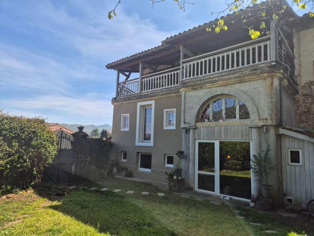 Maison de caractère T8 de 211 m² sur terrain de 948 m² avec. 211m² Loubières