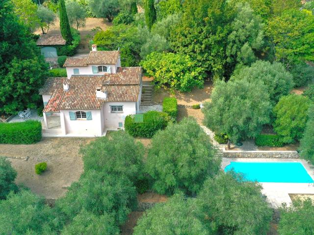 Maison de caractère 150 m² avec piscine et oliveraie de 3015. 150m² Grasse