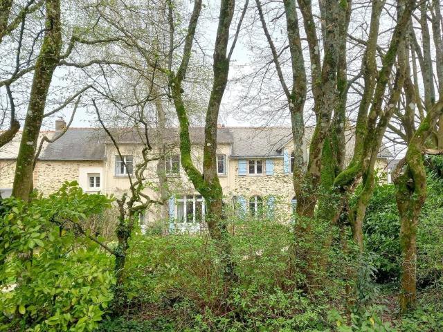 Maison de caractère 180m² – 1,35 hectare de nature aux porte. 180m² Bonchamp lès Laval