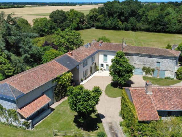 Maison de caractère 255m², dépendances, bois, pré 255m² Monts sur Guesnes