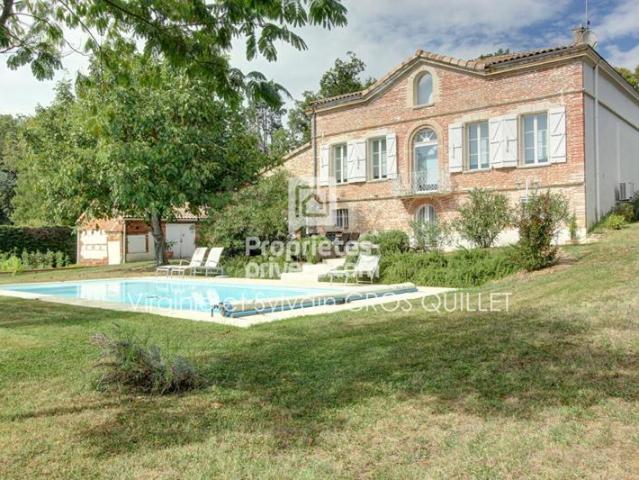 Maison de caractère 284 m2 + annexes, carports et garage
