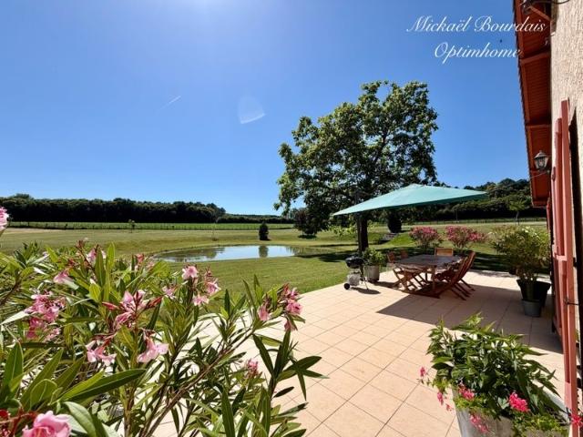 Maison de caractère 230 m2 avec 7 hectares de prairie – Vie. 230m² Oizé