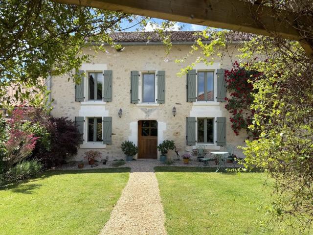 Maison De Caractere 360m² Léguillac de Cercles