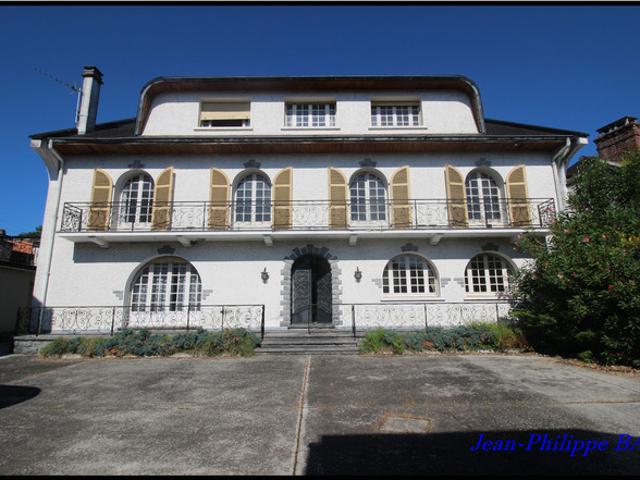 Maison de caractère, 370 m² habitables. BENEJACQ 64