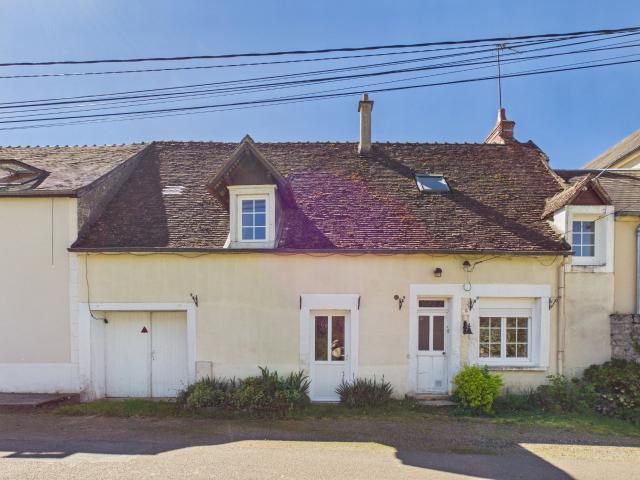 Maison de caractère, 3 chambres, garage et jardin clos à Narcy