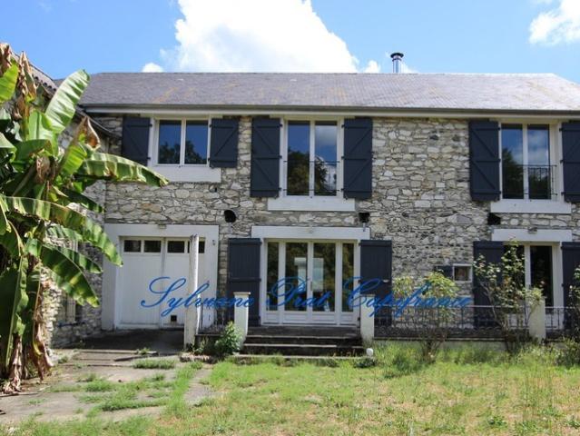 Maison de caractère 5 pièces de 126 m² avec garage sur terrain de 1000 m² ARROS DE NAY 64