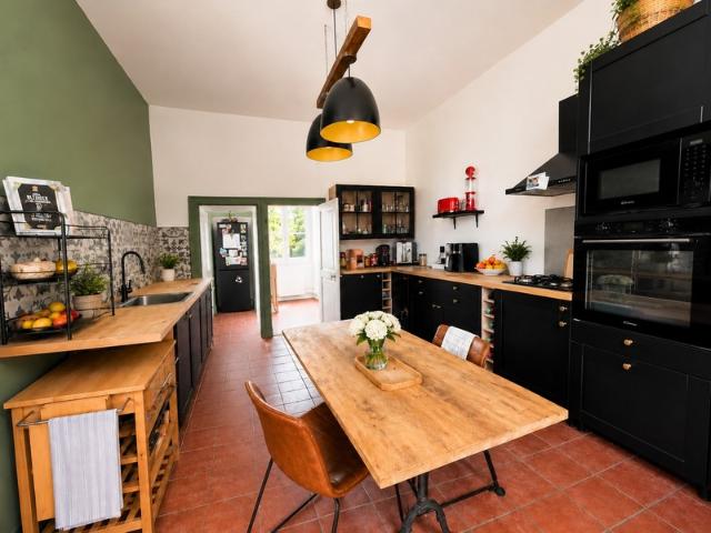 Maison de caractère – 6 chambres – Dépendance – Terrain arboré de 1 400 m²
