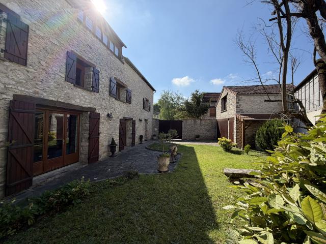 MAISON DE CARACTÈRE 9 PIÈCES 241 m2